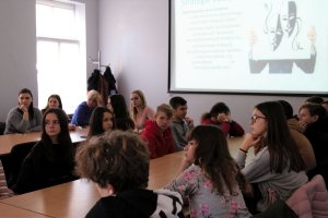 młodzież podczas spotkania w KPP w Żarach