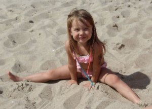 dziewczynka siedzi na piasku