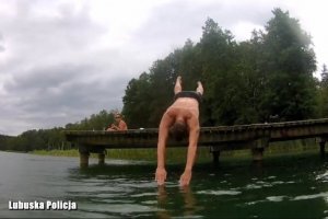 mężczyzna skacze na główkę do wody