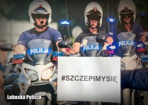 umundurowani policjanci na motocyklach