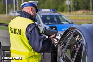 policjant w mundurze podczas kontroli drogowej