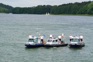 policyjne łodzie na jeziorze