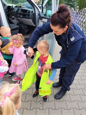 policjantka i dzieci z przedszkola