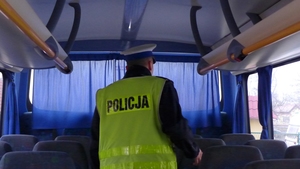 policjant kontroluje autokar