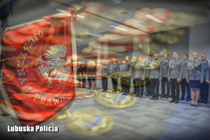 sztandar i policjanci w mundurach