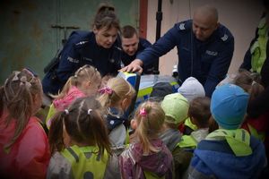 dzieci i policjanci podczas dni otwartych komendy
