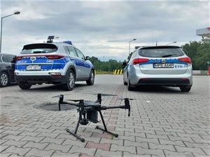 policyjne radiowozy i dron