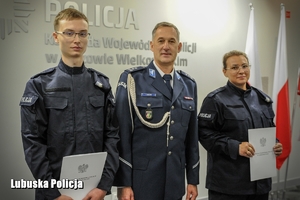 policjanci w mundurach
