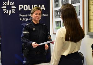 policjantka rozmawia z kobietą