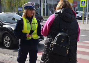 policjantka przekazuje odblask kobiecie