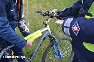 rower i ręce policjantów